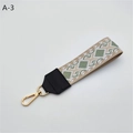Dettaglio del cinturino intrecciato verde geometrico con chiusura a moschettone dorata - Rombo Verde Matcha Con Pelle Sintetica Nera (A-3) / Chiusura in Argento