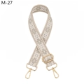 Nahaufnahme des verstellbaren Taschenriemens mit Schneeflockenmuster und Goldkarabinern - Silberner Verschluss / Grau (M-27)