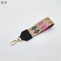 Dettaglio cinturino da polso intrecciato a rombi con chiusura a moschettone dorata e pelle - Rombo Rosa Cachi Con Pelle Sintetica Nera (A-9) / Chiusura in Argento