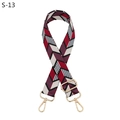 Detailaufnahme des bunten Zickzack-Taschenriemens mit goldenen Metallschnallen und Haken - Silberverschluss / Schwarz Rot Violett (S-13)