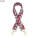 Détail de la bandoulière tissée chevron rose et violette avec mousquetons dorés clairs - Noir Rose Rouge (S-15)