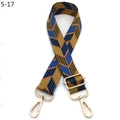 Détail de la bandoulière en chevron bleu et or avec mousquetons en métal doré - Noir Bleu Lac (S-17)