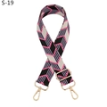 Détail d'une bandoulière tressée à motif géométrique et mousquetons dorés brillants - Noir Beige Rose (S-19)