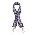 Nahaufnahme von verstellbarem Taschenriemen mit Gänseblümchen-Print und Goldhaken - Lila Löwenzahn (Goldene Schnalle)
