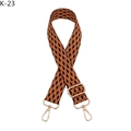 Détail d'une bandoulière large réglable avec motif tissé géométrique orange et métal doré - Motif K-23 Orange Noir (Boucle Argentée)