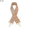 Dettaglio della tracolla jacquard marrone e bianca con ganci girevoli in metallo dorato - Chiusura Argentata / Rombo Geometrico Marrone e Bianco (X-23)