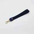Détail de la dragonne en nylon bleu marine avec fermoir à ressort doré et rivet - Bleu
