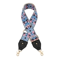 Détail de la sangle en toile brodée avec boucle dorée réglable et embouts en cuir - Broderie Ethnique Bleu Ciel Rose Noir (Q13)
