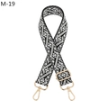 Dettaglio della tracolla jacquard etnica con ganci girevoli in metallo dorato in nero e bianco - M-19 Bianco E Nero / Chiusura in Argento