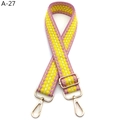 Detailansicht des rosa-gelb gewebten Schultergurts mit goldfarbenen Metallschallen - Silberverschluss / Rosa Gelb (A-27)