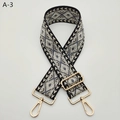 Dettaglio della tracolla jacquard geometrica con ganci girevoli in metallo dorato - Fibbia Dorata Nero Grigio Scuro (A-3)