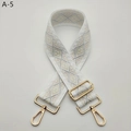 Dettaglio tracolla jacquard geometrica con moschettoni e fibbie in metallo dorato - Fibbia Dorata Bianco Argento (A-5)
