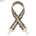Détail de la bandoulière large motif léopard avec fils dorés et boucles métalliques - Blanc (C-3)