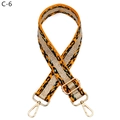 Dettaglio della tracolla regolabile leopardata con ganci e fibbie in metallo dorato - Chiusura in Argento / Arancione (C-6)