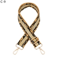 Détail de la bandoulière tissée léopard avec mousquetons métalliques dorés et anneaux - Jaune (C-9)