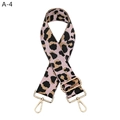 Dettaglio della tracolla larga leopardata rosa con ganci e fibbia in oro lucido - Fibbia Canna di Fucile / A-4 Rosa