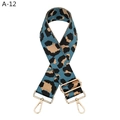 Dettaglio tracolla larga regolabile con stampa leopardata blu e ganci in metallo dorato - Fibbia Canna di Fucile / A-12 Blu Pavone