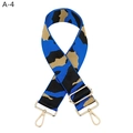 Dettaglio tracolla regolabile con stampa leopardata blu e ganci in metallo dorato - Chiusura in Argento / Blu Reale (A-4)
