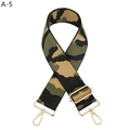 Dettaglio della tracolla mimetica con moschettoni dorati e fibbia di regolazione in metallo - Chiusura in Argento / Verde Militare (A-5)