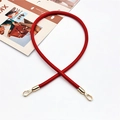Dettaglio della tracolla rossa in pelle PU con ganci esagonali dorati lucidi - 60CM / Rosso