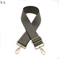Détail de la bandoulière tissée chevron avec quincaillerie en métal doré premium - Fermoir en Argent / Motif Flèche Noir Beige (S-1)
