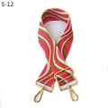 Dettaglio della tracolla spessa in poliestere colorato con moschettoni in metallo dorato - Moda Pop (S-12) / Fibbia Oro