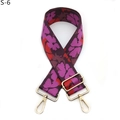 Détail d'une bandoulière fleurie rouge et violette avec attaches en métal doré poli - Fermoir en Argent / Floral Rose Pourpre (S-6)