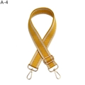 Dettaglio della tracolla intrecciata gialla e bianca con ganci e fibbie in metallo dorato - Fibbia Dorata (A-4) / Giallo