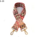 Dettaglio della tracolla etnica larga con motivi geometrici a cuore rosa e nero - Fibbia Oro / S-20 Rosa