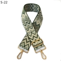 Dettaglio della tracolla regolabile con motivo a cuori e ganci in metallo dorato - Fibbia Oro / S-22 Verde Militare