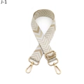 Dettaglio tracolla regolabile intrecciata a chevron con ganci girevoli in metallo oro chiaro - Chiusura Dorata / Beige