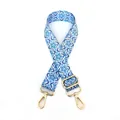 Detail eines verstellbaren Taschengurt mit blauem Vintage-Muster und Goldkarabiner - Nr.3 Hellblaues Mandala / Goldschnalle
