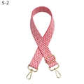 Detail eines verstellbaren rosa-weiß gewebten Taschengurt mit goldenen Haken - Goldschnalle / S-2 Rosa