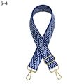Detail eines verstellbaren blau-weißen Polyester-Taschengurts mit goldenen Metallhaken - Goldschnalle / S-4 Königsblau