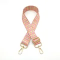 Dettaglio della tracolla in nylon colorato con moschettoni dorati e fibbia in metallo - Chiusura in Argento / N. 7 Rosa