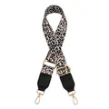 Detail eines verstellbaren Leopard-Taschenriemens mit goldfarbenen Karabinern und PU-Enden - Silberverschluss / Steinmuster Leopard