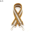 Detailansicht der breiten verstellbaren Taschenriemen mit goldfarbenen Metallhaken - Silberverschluss / A-5 Gelb Grau Gestreift