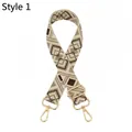 Detail eines gewebten Taschenriemens im Boho-Stil mit goldenen Metallhaken und Schnallen - Goldschnalle / Khaki Kaffee Rhombus (1号)