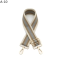 Nahaufnahme eines dicken gewebten Taschengurt mit goldenen Karabinern und Streifenmuster - Silberverschluss / A-10 Beige Khaki Grau
