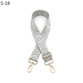 Dettaglio tracolla regolabile con motivo geometrico a rombi e moschettoni in metallo oro - S-18 Grigio / Chiusura in Argento