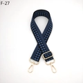 Dettaglio della tracolla regolabile a scacchi blu e neri con ganci a moschettone dorati - Chiusura in Argento / F-27 Nero Blu Scacchi