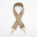 Dettaglio della tracolla regolabile a scacchi beige e marrone con ganci dorati - Fibbia Oro / N. 28 Cachi