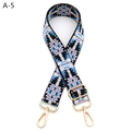 Détail de la bandoulière brodée ethnique réglable avec crochets métalliques dorés et motifs - Fermoir en Argent / A-5 Noir Rose Bleu