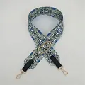 Detail eines verstellbaren ethnischen Taschenriemens mit Gold-Hardware und schwarzem Leder - Ethnisches Geometrisches