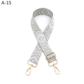 Makroaufnahme der grau-goldenen geometrischen Taschenriemen mit goldener Metallschnalle und Haken - Grau Weiß Silberseide (A-15)