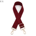 Détail de la bandoulière bordeaux à motif losanges avec crochets métalliques dorés - Fermoir en Argent / Bordeaux