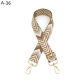 Détail de la bandoulière tissée chevron marron et beige avec des fermoirs dorés réglables - Fermoir en Argent / Soie Dorée Kaki Marron (A-16)