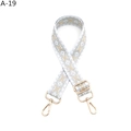 Detail eines verstellbaren Taschengurt mit champagnergoldenem Jacquard und Metallhaken - Weiß Khaki Silberseide (A-19)