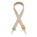 Detail eines verstellbaren beigen 2,5 cm breiten Taschengurt mit geometrischem Jaquard-Muster - Goldschnalle / Beige