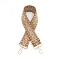 Detailaufnahme des geometrischen Jacquard-Taschengurts mit goldenen Karabinern - Goldschnalle / Braun Runde Schnalle